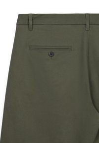 Pantaloni verde oliva con una texture liscia, dotati di una tasca posteriore con un singolo bottone scuro e passanti per cintura in vita.