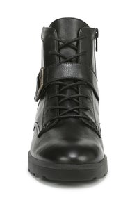 Boots en cuir noir montant jusqu'à la cheville avec un bout arrondi, dotées de lacets à l'avant, d'une fermeture éclair sur le côté et d'une sangle décorative avec boucle. La semelle en caoutchouc assure une bonne adhérence.