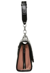 Musta nahkalaukku, jossa on hopeinen ketju korostuksena. Laukku on varustettu vaaleanpunaisella vuorella ja vetoketjukiinnityksellä. Muotoilu sisältää rakenteellisen muodon ja yksityiskohtia.