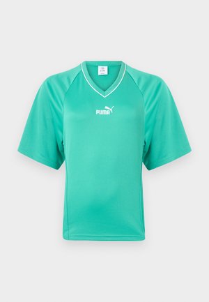 Turkio spalvos sportinis trumpomis rankovėmis marškinėlis su V formos iškirpte, gale krūtinės centre baltas „Puma“ logotipas, fone nėra jokių detalių.