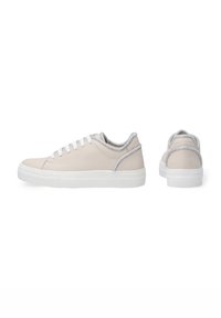 Beige Leder-Sneaker mit silbernen Akzenten, weißer Gummisohle, runder Zehenpartie und klassischem Schnürdesign. Die Rückansicht zeigt ein strukturiertes Rückendetail.