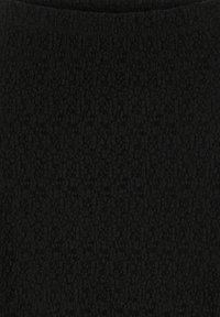 Tissu en tricot noir avec une surface texturée présentant de petits motifs en relief. Le matériau est doux et flexible, conçu pour un confort optimal lors du port.