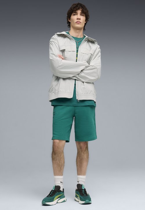 PUMA Pantalones cortos Casual de Hombre AMF1 Essential Sweat Verde — foto 3