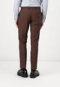 Isaac Dewhirst THE FASHION PEAK SLIM SUIT - Κοστούμι - coffee