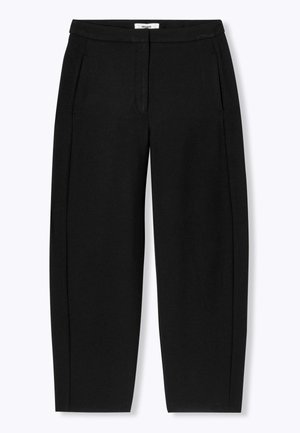 Pantalon noir sur mesure longueur cheville avec poches latérales, fermeture frontale dissimulée, ceinture plate et coupe droite.