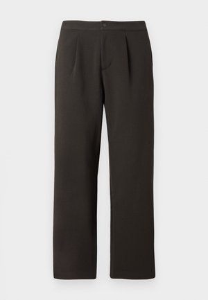 Pantaloni marroni scuri, con gamba dritta, fronte piatto, due pinces e chiusura con bottone. Realizzati in tessuto liscio con una leggera trama.