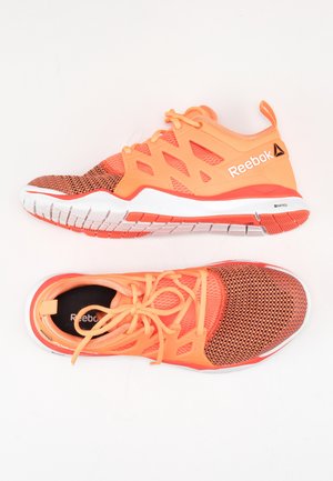 Chaussures de sport Reebok en maille orange et corail, avec un dessus à motifs, une semelle intermédiaire blanche et une semelle en caoutchouc striée pour une meilleure traction.