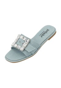 Lichtblauwe denim instapsandalen met een brede band en een grote vierkante kristallen gesp, platte zool en een gevoerde binnenzool voor comfort.