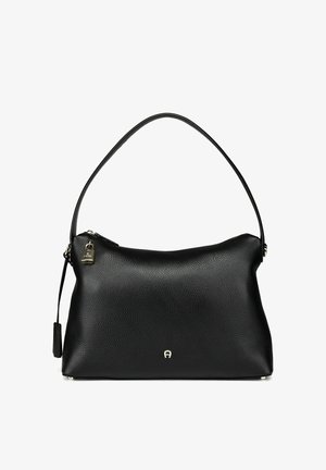 Schwarze Lederhandtasche mit strukturiertem Finish, einem einzelnen Schulterriemen, einem Reißverschluss und einem kleinen metallischen Akzentdetail.