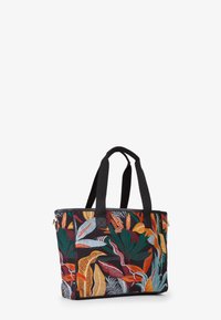 Bolso tote bordado con un fondo negro que presenta patrones de hojas coloridas en rojo, verde y amarillo. Dispone de dos asas negras y una forma estructurada.