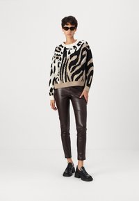 Vero Moda VMKAI O NECK  - Strikkegenser - birch/silver mink/black