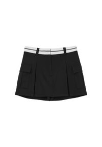 Shorts noirs avec une ceinture à rayures blanches, dotés de deux poches latérales et de plis pour un détail supplémentaire. Fabriqués en tissu léger.
