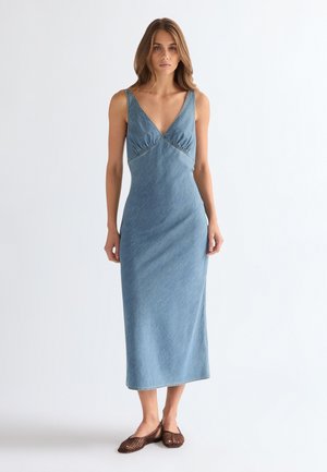 BIAS SLIP DRESS - Džinsa auduma kleita - bohemian bliss