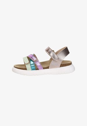 Offene Sandale mit weißer Sohle, metallisch roségoldenem Knöchelriemen und drei irisierenden Riemen in Grün, Blau und Lila über dem Fuß.