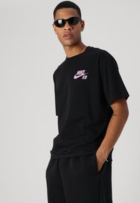 Nike SB TEE SPIDER - Apdrukāts T-krekls - black