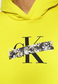 Calvin Klein Jeans Jersey con capucha - yellow
