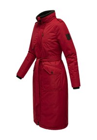 Manteau d'hiver rembourré rouge avec un col haut, une taille ceinturée, de grandes poches avant et des détails noirs sur les manches. Texture lisse.