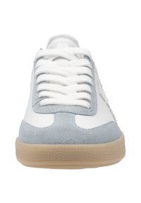 Sneakers with a white leather upper, light blue suede accents, white laces, and a transparent rubber sole. Rounded toe and flat design.
