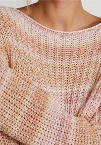 Maglione lavorato a maglia con scollatura ampia, caratterizzato da un gradiente di morbidi toni di rosa e pesca, un motivo testurizzato e maniche ampie.