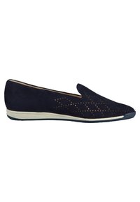Chaussure à enfiler en daim bleu marine avec motifs décoratifs perforés et semelle en caoutchouc blanche, vue de côté.
