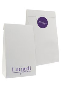 Witte papieren cadeauzak met een gestructureerd oppervlak. Voorzien van een paarse ronde sticker en "Lucardi juwelier" gedrukt in paars. Vouwsluiting aan de bovenkant.