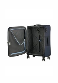 Valigia blu navy con un esterno morbido, tasca interna in rete, cinghie incrociate, quattro ruote e chiusura con zip. Parzialmente aperta per una migliore visibilità.