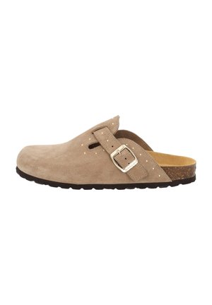 Beige Wildleder-Slipper-Clog mit verstellbarem Schnallenriemen, Korkfußbett und schwarzer Gummisohle, Seitenansicht vor weißem Hintergrund.