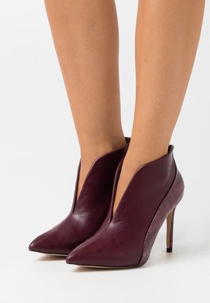 Wallis, Bottines à talons hauts - dark red