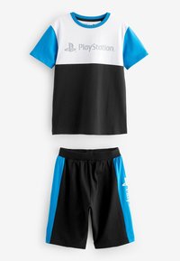 Tenue sur le thème de PlayStation avec un t-shirt blanc et noir à manches courtes, des accents bleus, et un short noir avec des côtés bleus et un détail de logo.