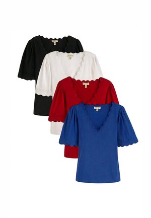 Patru bluze cu mâneci scurte în negru, alb, roșu și albastru, cu decolteuri și mâneci în V cu margini ondulate, suprapuse pe un fundal alb.