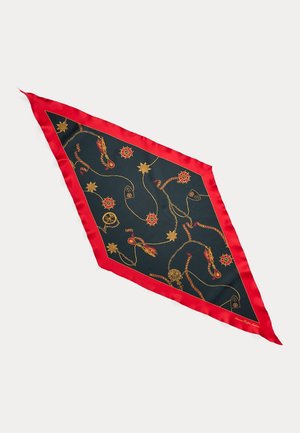Foulard en soie avec une bordure rouge, décoré de chaînes dorées, de cordes et de médaillons en forme d’étoile sur un fond sombre.