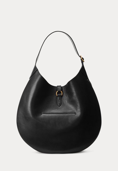 Sac hobo en cuir noir avec une seule sangle courte et un petit détail de boucle dorée à l'avant, sur un fond blanc uni.