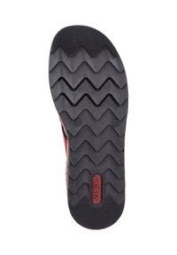 Semelle de chaussure avec un motif de traction en zigzag, en caoutchouc noir texturé, et logo "rieker" en rouge, avec un intercalaire beige doux.