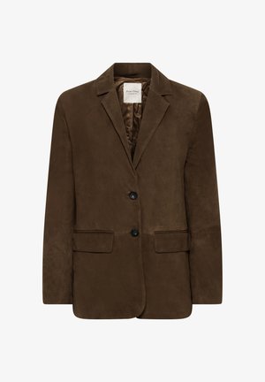 Sacou maro din piele întoarsă cu rever cu crestătură, doi nasturi negri, două buzunare frontale cu clapetă și interior căptușit cu satin.