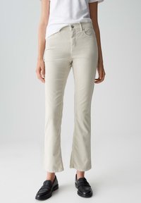Licht beige rechte jeans gemaakt van een zachte katoenmix. Heeft een vijf-pocket ontwerp en een knoopsluiting bij de taille.