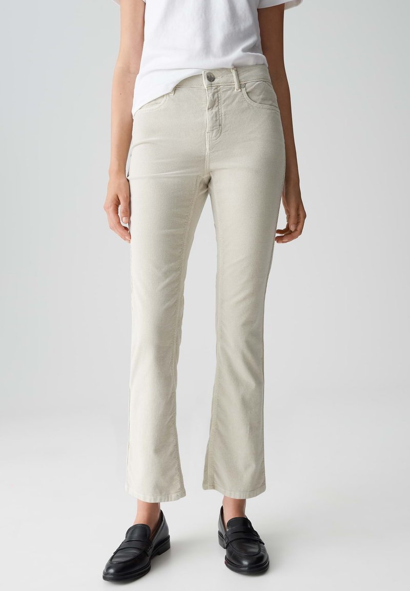 Licht beige rechte jeans gemaakt van een zachte katoenmix. Heeft een vijf-pocket ontwerp en een knoopsluiting bij de taille.