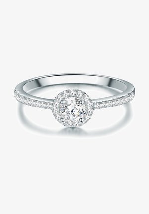 Fehérarany gyűrű, középen egy kerek gyémánttal, amelyet kisebb gyémántok halo keretez, és egy finom szalaggal, amely további gyémántokat tartalmaz.