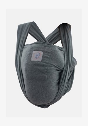 Fascia per bebè in morbido tessuto grigio con spallacci incrociati, tasca sul retro e logo a forma di cuore, progettata per comfort e facilità d'uso.
