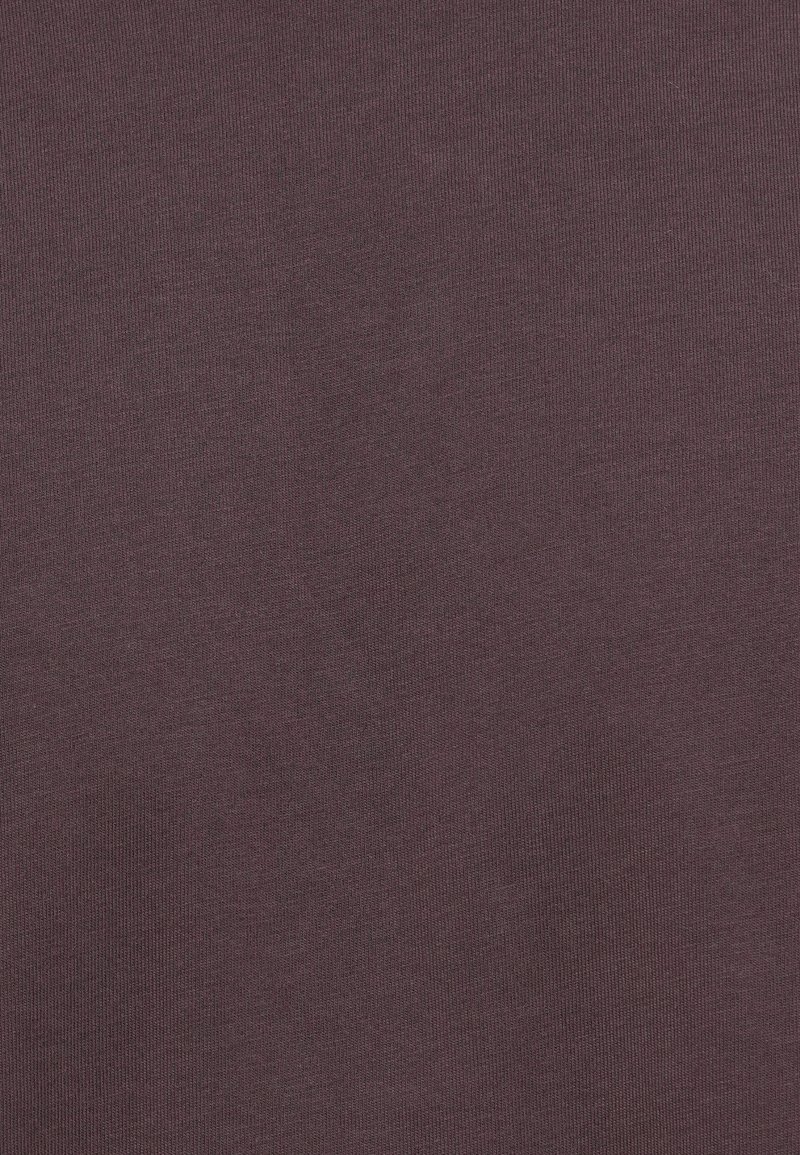 Donker pruimkleurige stof met een gladde, iets gestructureerde oppervlakte. Eenduidig weefpatroon zonder zichtbare ontwerpen of accenten.