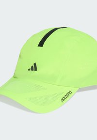Casquette de course vert néon avec ventilation en mesh, accents noirs et marquage "ADIZERO". Matériel léger et design aérodynamique avec visière courbée.