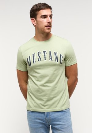 Mustang T-shirt z nadrukiem - grün