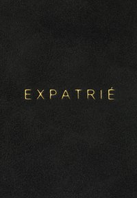 Fekete, texturált felület, amelyen arany, domború betűkkel van írva az "EXPATRIÉ" szó. Egyszerű, elegáns dizájn, további díszítések nélkül.