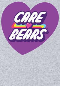 Tela gris con un gráfico de un corazón morado. El texto en negrita dice "CARE BEARS" con un diseño de arcoíris debajo de las palabras, que presenta un corazón rosa central.