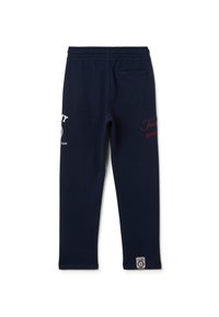 Pantalones de chándal marinos hechos de una tela suave, con una cinturilla elástica, un bolsillo lateral y un detalle de texto rojo a lo largo de la pierna. Logo en el tobillo.