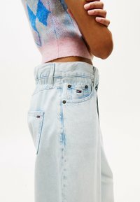 Tommy Jeans PAPERBAG WIDE LEG - Relaxed fit jeans - denim ultra light