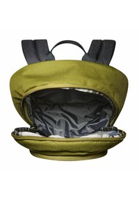 Mochila de tela verde con forma redondeada, correas acolchadas negras y una abertura con cremallera que revela un interior gris suave.