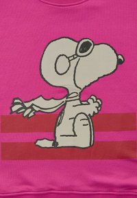 Rosa Sweatshirt mit einem Cartoon-Snoopy, der Sonnenbrillen und einen Schal trägt. Das Design beinhaltet schwarze Umrisse und rote Streifen im Hintergrund.