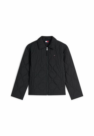 Schwarze gesteppte Jacke mit durchgehendem Frontreißverschluss, Kragen, Seitentaschen und kleinem rechteckigem Logo auf der Brust.