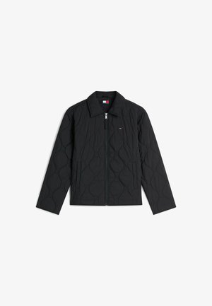 Chaqueta negra acolchada con cremallera completa en el frente, cuello, bolsillos laterales y pequeño logo rectangular en el pecho.