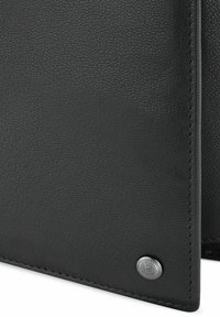 Schwarze Lederbrieftasche mit genarbter Textur, mit genähten Kanten und einem silbernen Logo-Akzent. Kompaktes, rechteckiges Design.